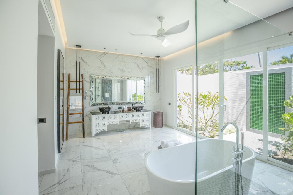 Villa Keemiya Emerald Maldives, Mr And Mrs Santa In The Bathtub Lifetime